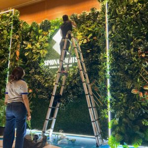 thi công tường cây giả phong cách tropical cho sự kiện